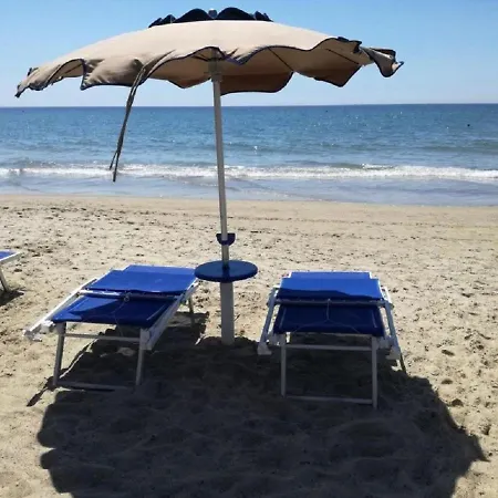 A Pochi Passi Dalla Splendida Spiaggia Del Golfo Di Follonica *